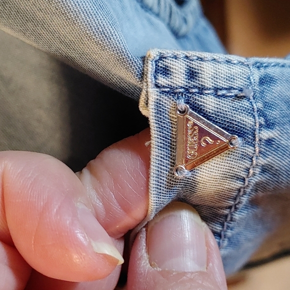 💚Guess Women's Denim sleeveless shirt - Picture 2 of 9